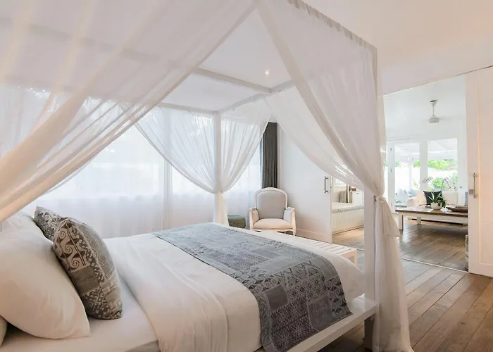 The House Sandy Bay Villa *
